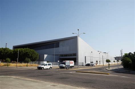 Diseño esquemático de la nave en el polígono del Aeropuerto de Manises, mostrando la distribución de la nave, almacén, oficinas y patio, con indicación de las dos calles de acceso.