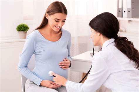Mujer embarazada consultando con su médico sobre pruebas prenatales