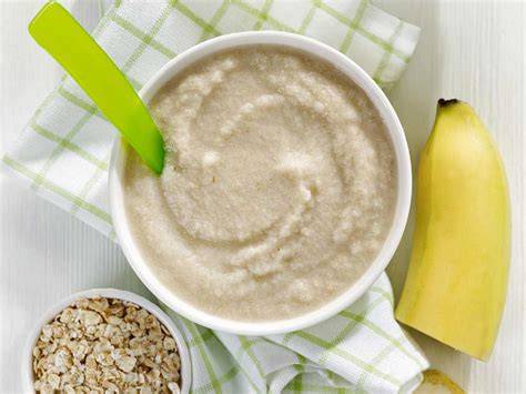 Foto de papilla de durazno y avena para bebés en un tazón