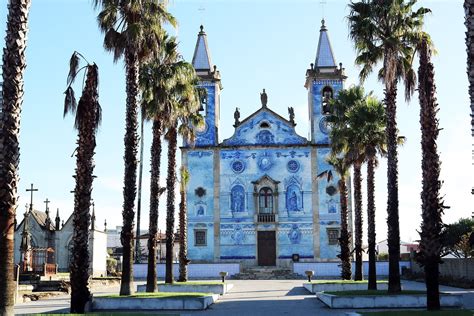 Fachada de la Igreja Matriz de Santa Marinha de Cortegaça con azulejos azules y blancos