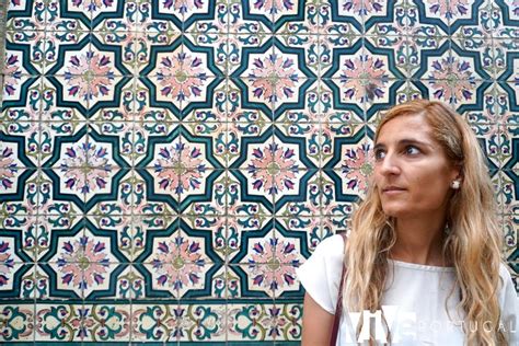 Calle con azulejos decorativos en Ovar