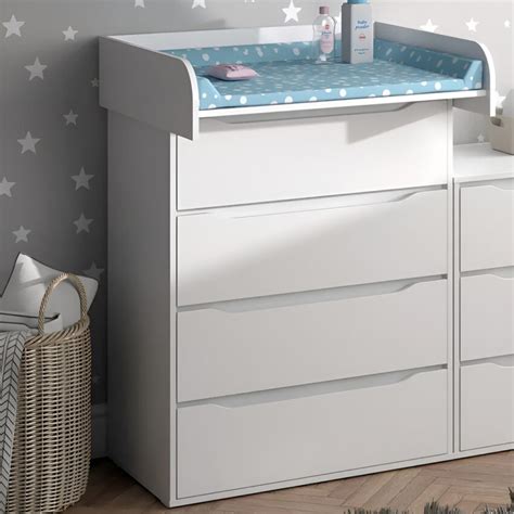 foto de una cómoda con cambiador integrado, mostrando los cajones de almacenamiento.