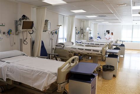 Foto de una sala de recuperación con personal médico
