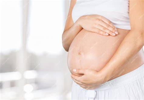fotografía de una mujer embarazada tocándose el vientre