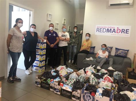 Voluntarios de REDMADRE atendiendo a familias