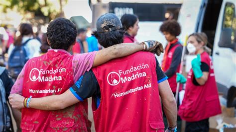 Familia recibiendo ayuda de la Fundación Madrina