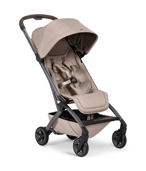 Familia feliz paseando con la silla de paseo Joolz Aer 2 en un entorno urbano