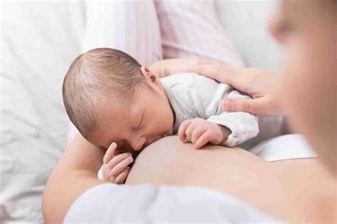 Bebé succionando el pecho sin producción de leche