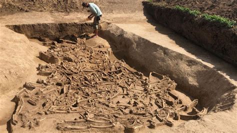 Reconstrucción artística de la fosa común en Camino del Molino