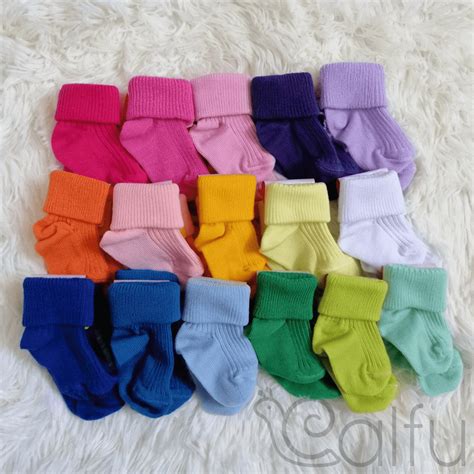 Primer plano de unos calcetines para bebé de algodón suave con un diseño delicado.