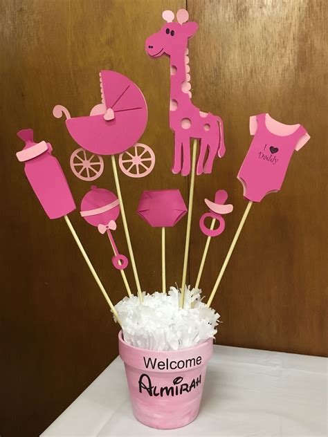 Mesa decorada con manualidades de goma eva para baby shower