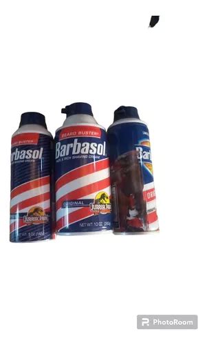 Lewis Dodgson con la lata de Barbasol en su oficina