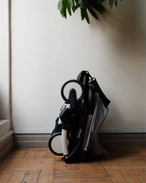 Silla Stokke Yoyo3 plegada y desplegada