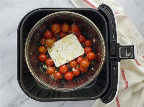 Imagen de espaguetis con queso feta y tomates cherry gratinados en la freidora de aire