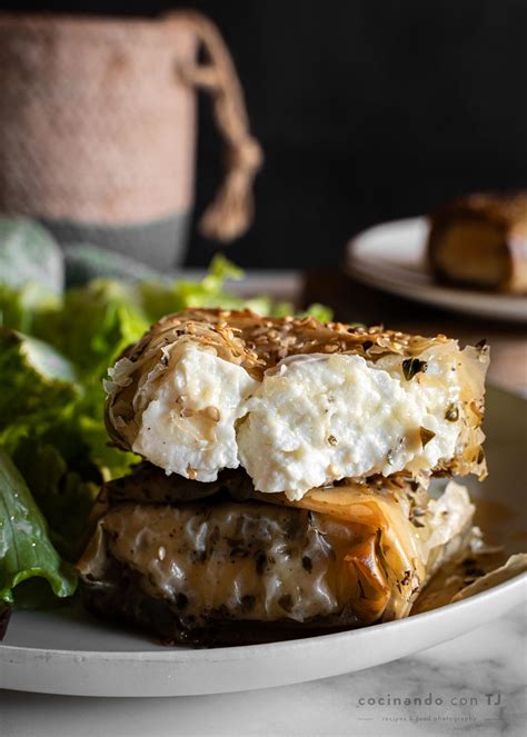 Foto de bocaditos crujientes de queso feta en un plato, servidos con salsa verde