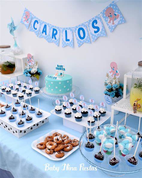 Mesa dulce de baby shower con globos y guirnaldas en tonos pastel