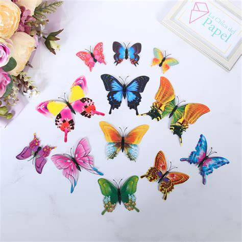 Variedad de mariposas decorativas de papel y azúcar para pasteles