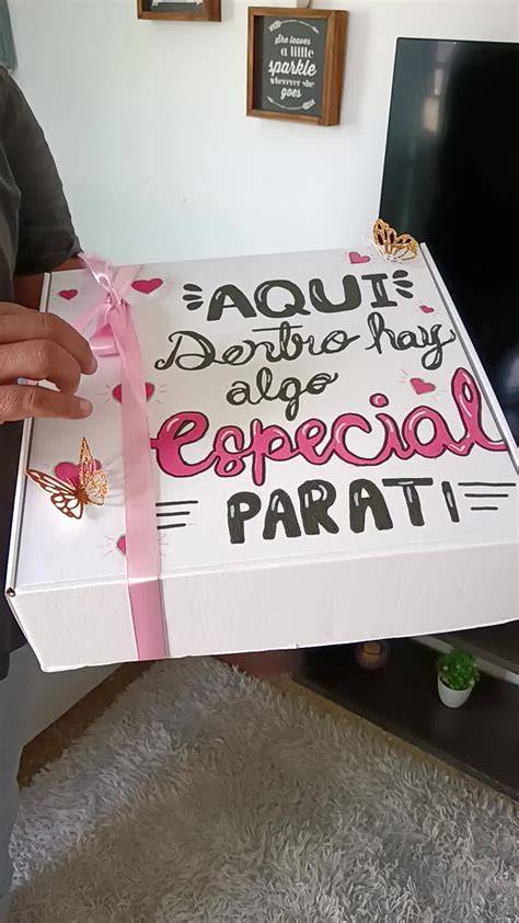 Cajitas de regalo de papel con diseño de mariposas y flores para un baby shower