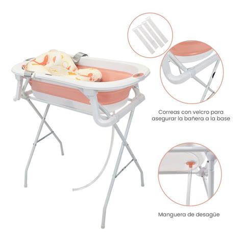 Bebé feliz en una bañera con soporte