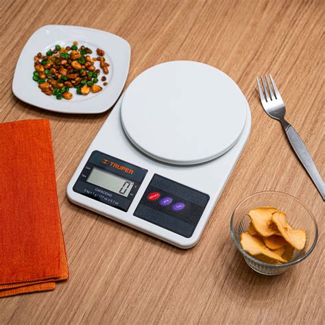 Báscula digital de cocina midiendo el peso de un cachorro