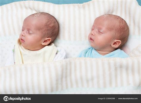 Foto de bebés gemelos durmiendo plácidamente en una cuna