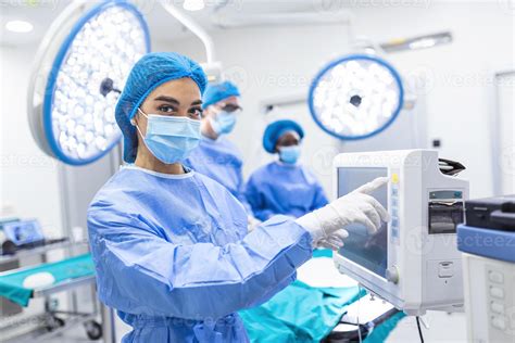 Foto de un equipo médico pediátrico (cirujano, anestesiólogo, enfermera) interactuando con un niño y sus padres en un ambiente amigable y tranquilizador.