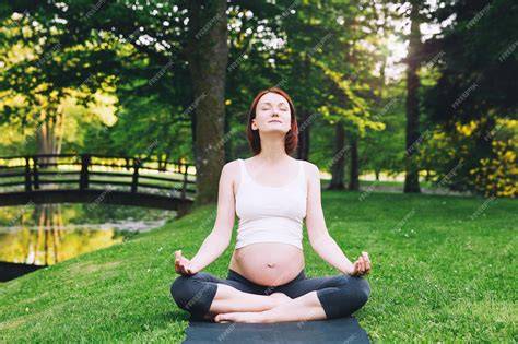 Mujer embarazada practicando yoga