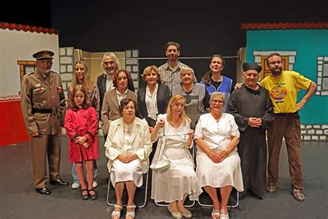 Fotografía de una compañía asturiana actuando en Gijón