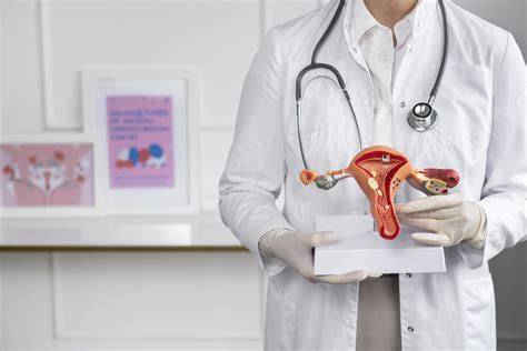 Hospital moderno con señalización de servicios de ginecología y obstetricia