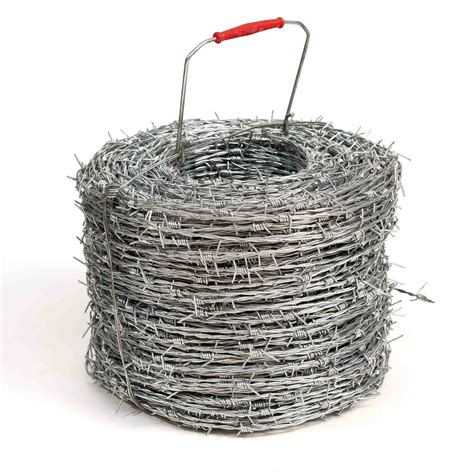 Un corralito para aves jóvenes hecho con alambre, sobre césped.