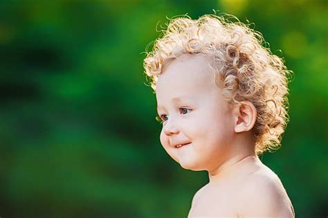 Bebé con cabello rizado y cinta en la cabeza