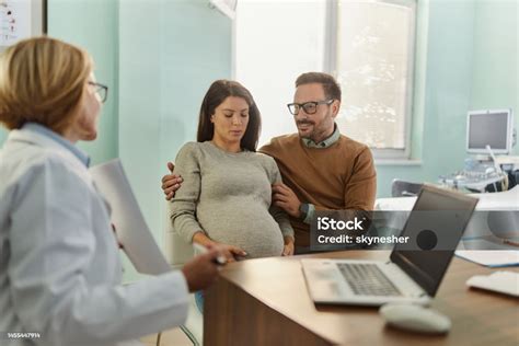 Foto temática: Pareja hablando con un ginecólogo sobre planificación familiar después de un embarazo ectópico