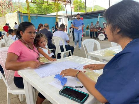 Ilustración de una matrona trabajando en un centro de salud comunitario, simbolizando la integración en salud pública
