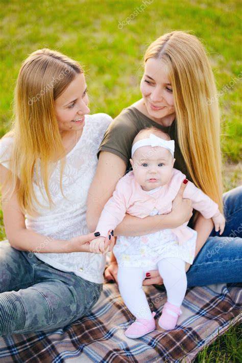 Familia moderna de dos madres con su bebé