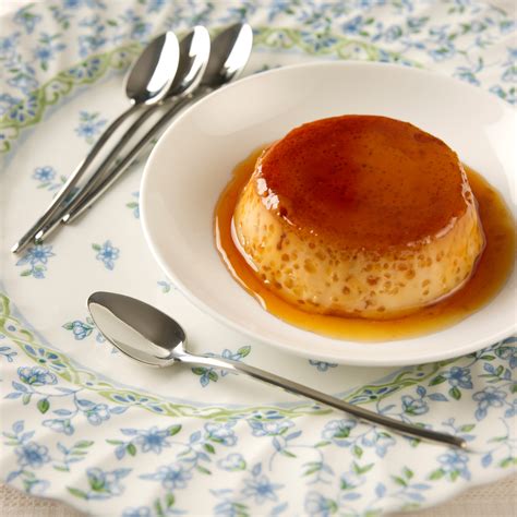 Foto de un flan de calostros terminado, con caramelo y quizá bayas frescas