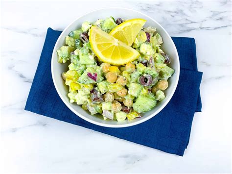 Ensalada de aguacate y queso feta recién preparada