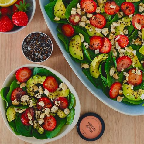 Ingredientes frescos para ensalada de aguacate y fresa