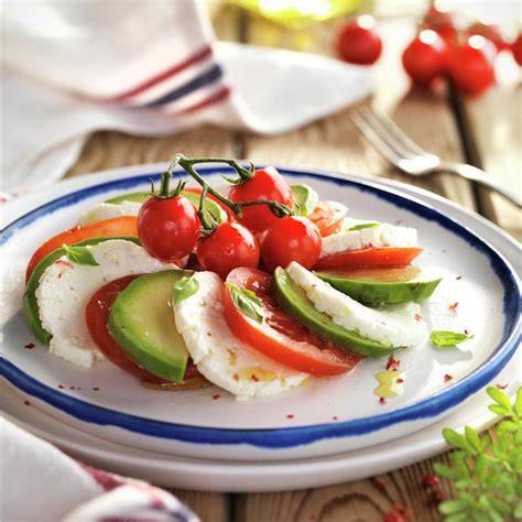 Ensalada de tomate, aguacate y queso feta con aceitunas