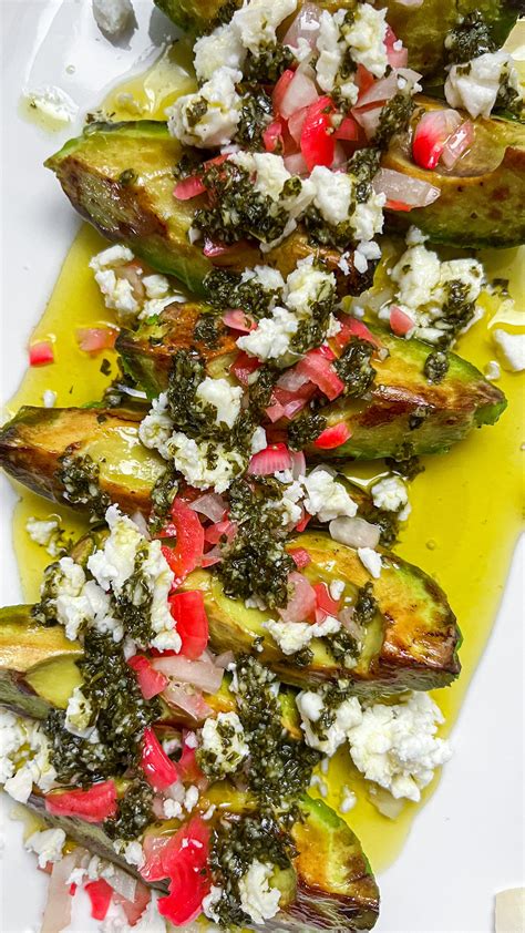 Ensalada de aguacate y queso feta con cebolla roja encurtida