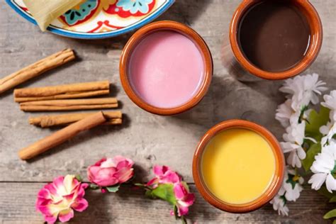 Varios tazones de atole de diferentes sabores con ingredientes