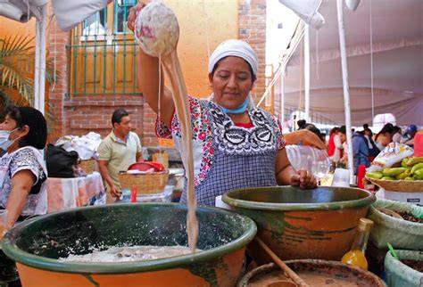 Mujer oaxaqueña preparando Tejate en un mercado tradicional