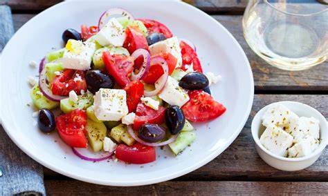 ensalada de tomate, queso feta y aceitunas negras con pepino y cebolla morada