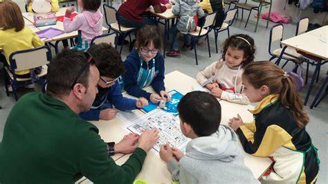 Aula de primaria con niños participando en una actividad grupal