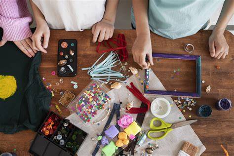 Niños en primaria haciendo manualidades con diferentes materiales