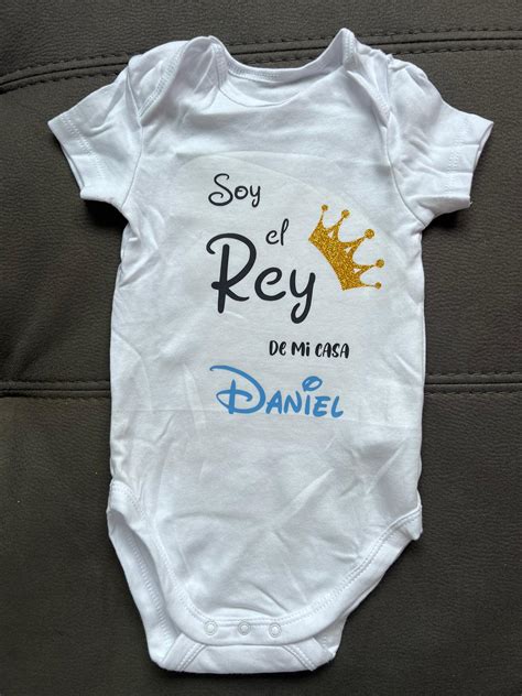 Variedad de bodys personalizados para bebé con mensajes tiernos y divertidos.