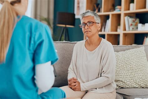 Mujer en consulta médica discutiendo opciones de fertilidad