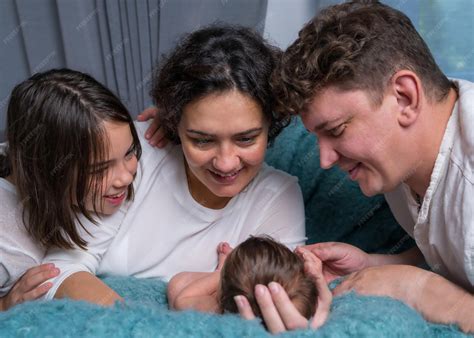 Familia feliz llegando a casa con un recién nacido