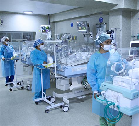 Imagen de una unidad de cuidados intensivos neonatales moderna y equipada.