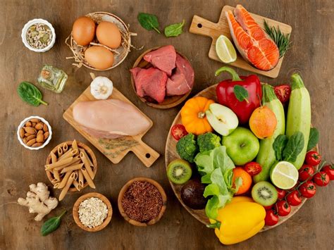 imagen de alimentos saludables y perjudiciales