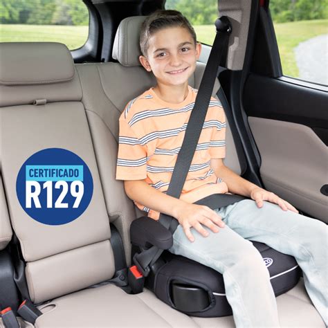 niño sentado en elevador con respaldo ajustado correctamente al cinturón de seguridad